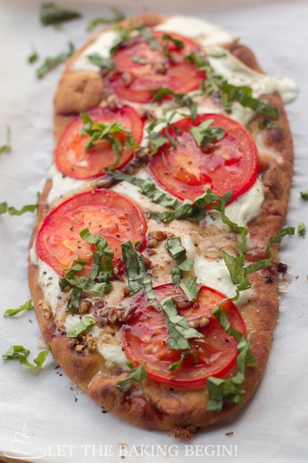 15 Minute Easy Margherita Flatbread Pizza Let The Baking Begin