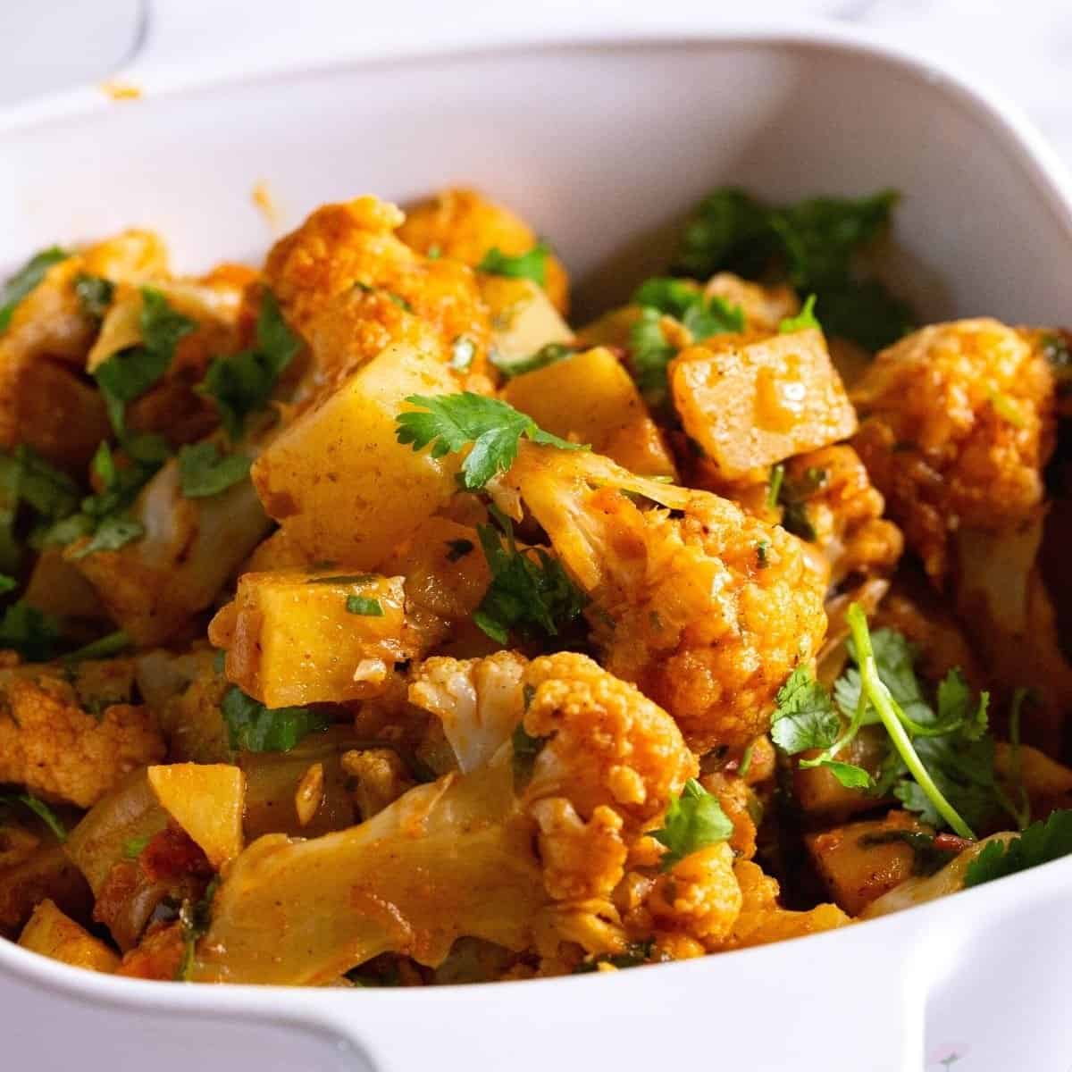 Aloo Gobi Quick And Easy Indian Aloo Gobi Recipe Under 15 Minutes Aloo Gobi Recipes Vegan