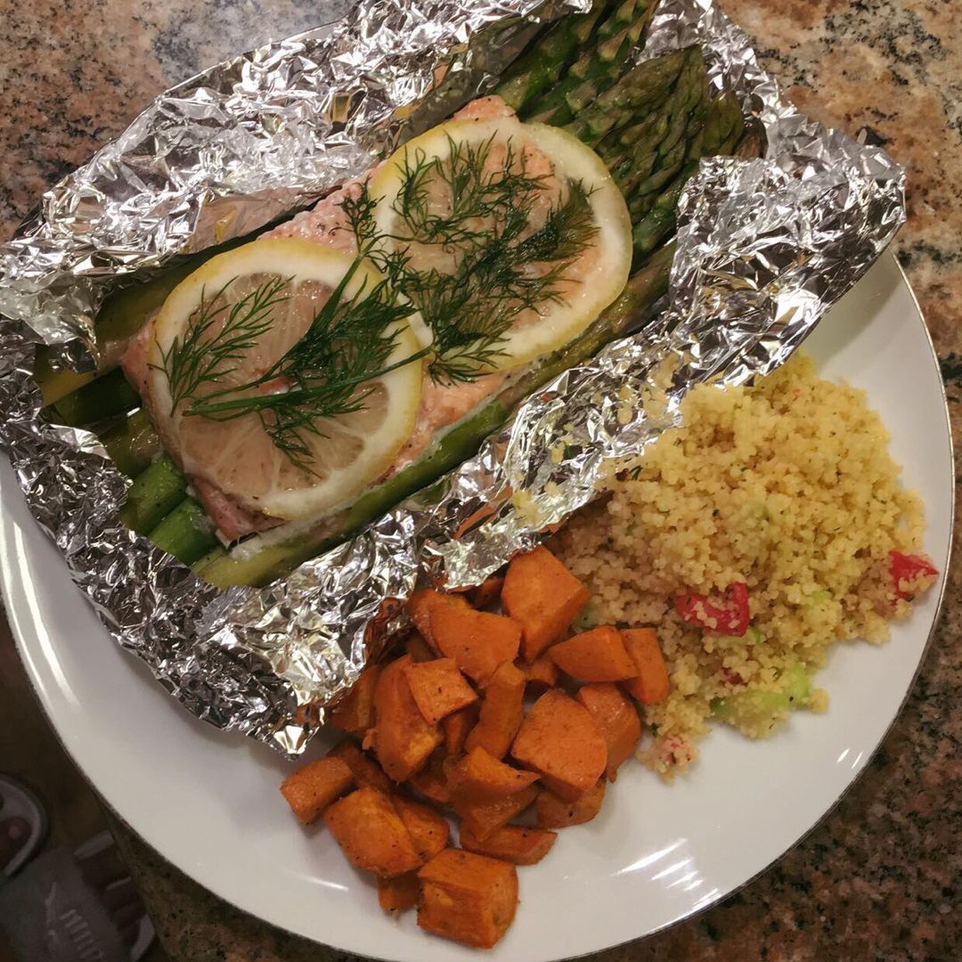 Baked Salmon In Foil With Asparagus And Lemon Garlic Butter Sauce