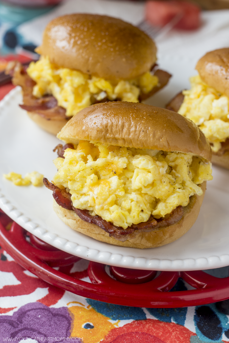 Cheesy Scrambled Eggs Bacon Breakfast Sandwich Martin S Famous