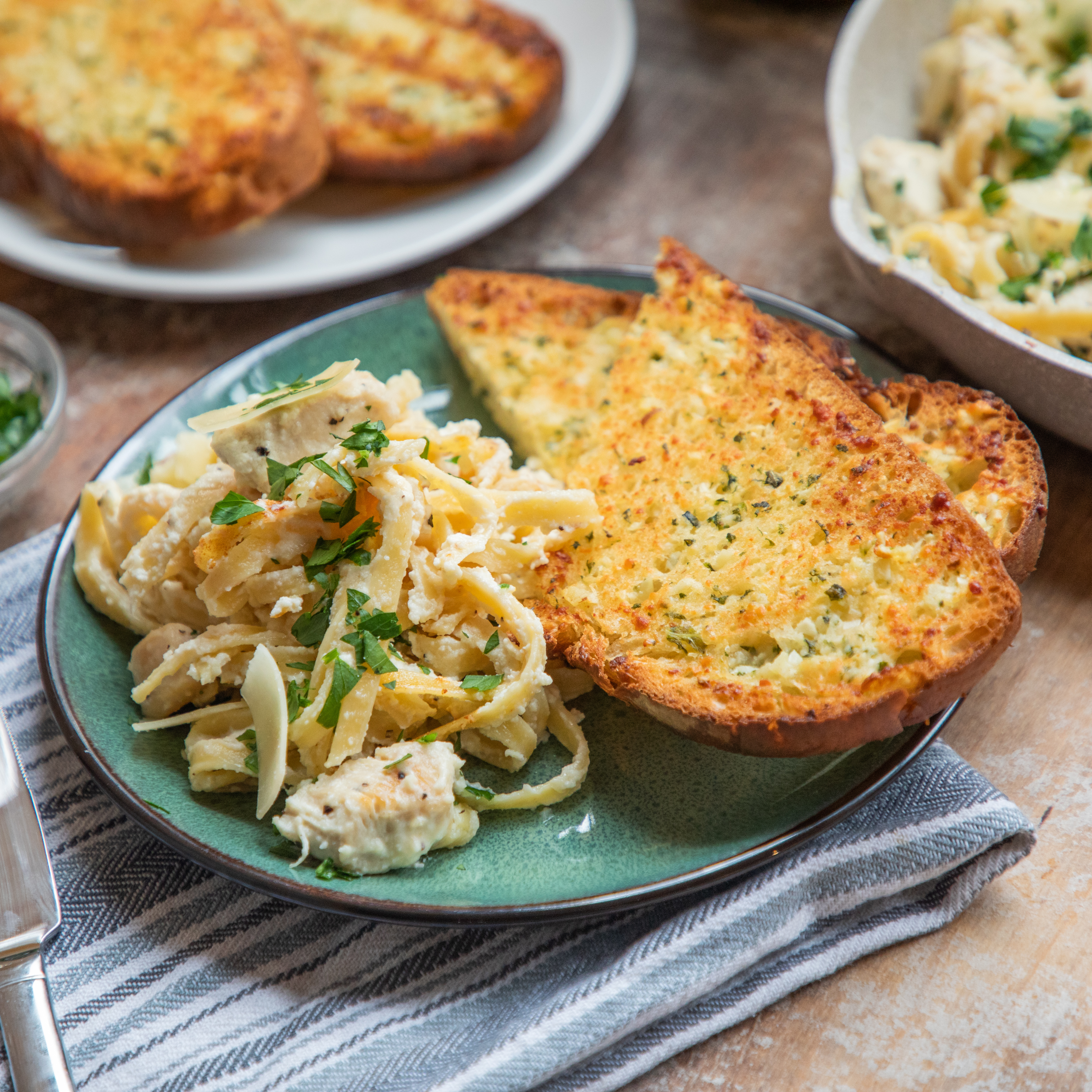 Chicken Fettuccine Alfredo With Garlic Bread