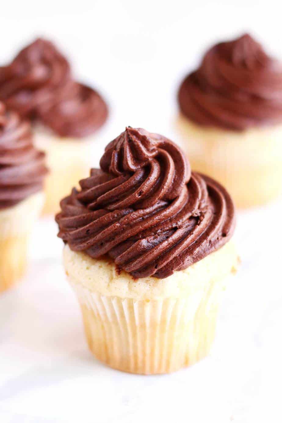 How To Get The Right Frosting Consistency Easy Vanilla Cupcakes