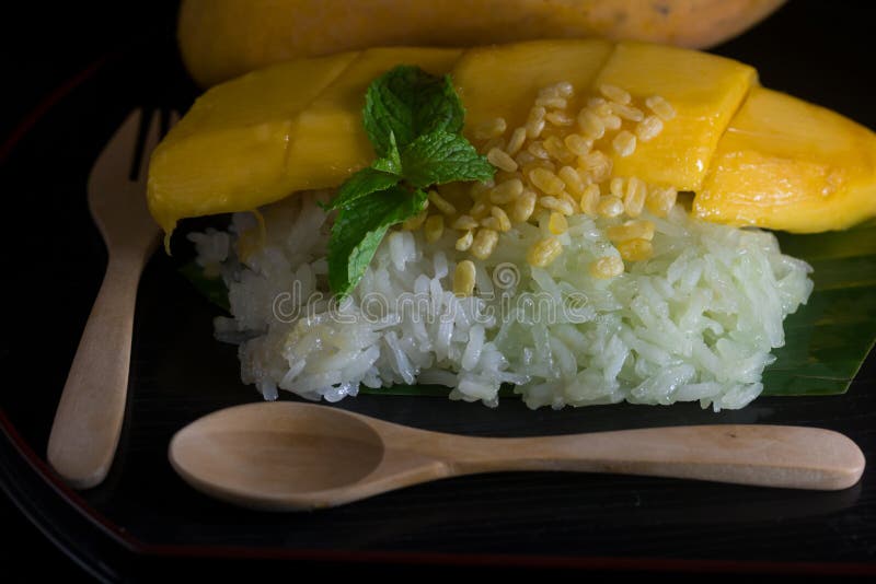 Premium Photo Thai Style Tropical Dessert Sticky Rice Eat With Mangoes