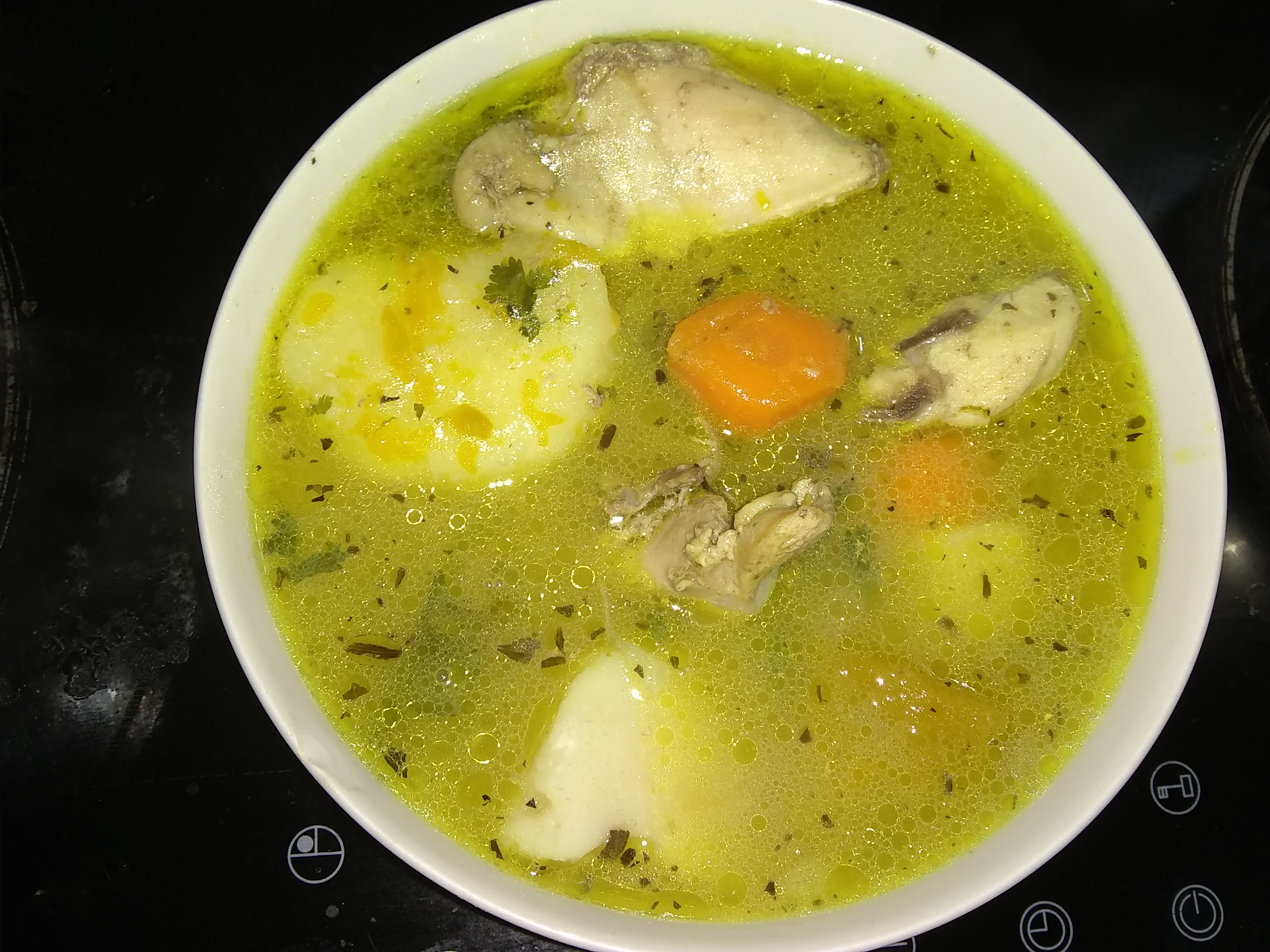 Preparando Una Deliciosa Y Reconfortante Sopa O Caldo De Pollo Con