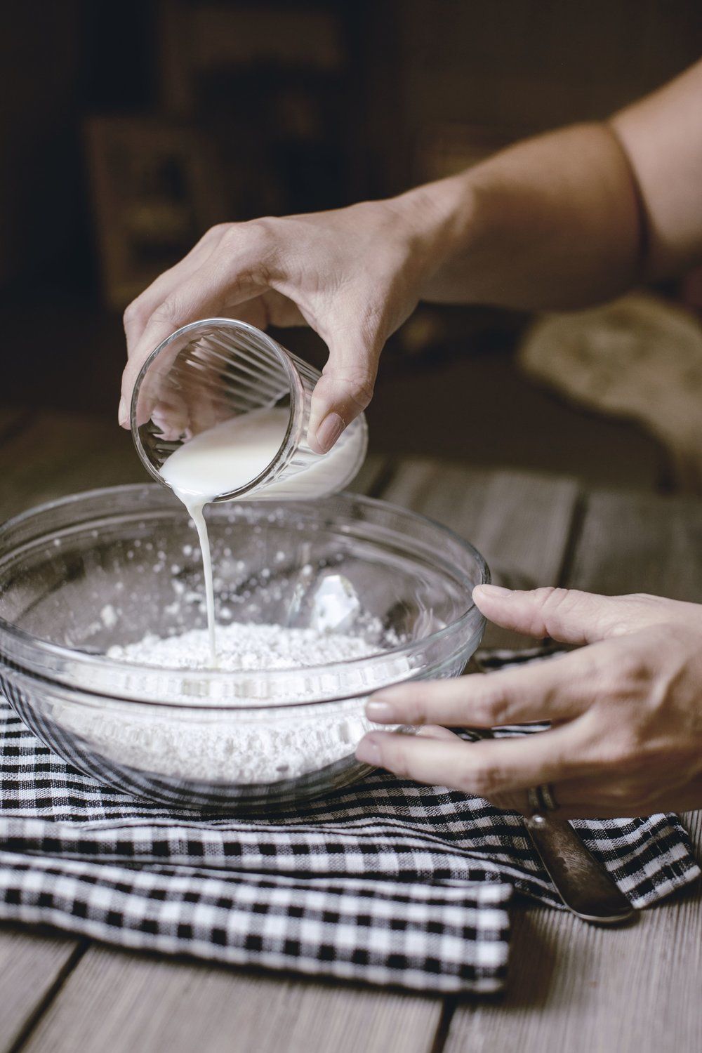 Easy Homemade Icing Recipe: Perfect for Cakes and Cookies