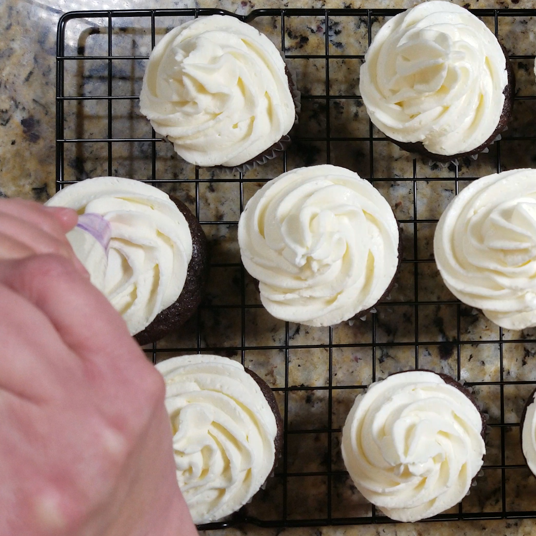 Simple Vanilla Buttercream Frosting Recipe Thebestdessertrecipes Com