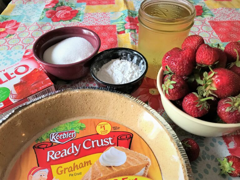 This No Bake Strawberry Jell O Pie Is The Perfect Throwback Treat