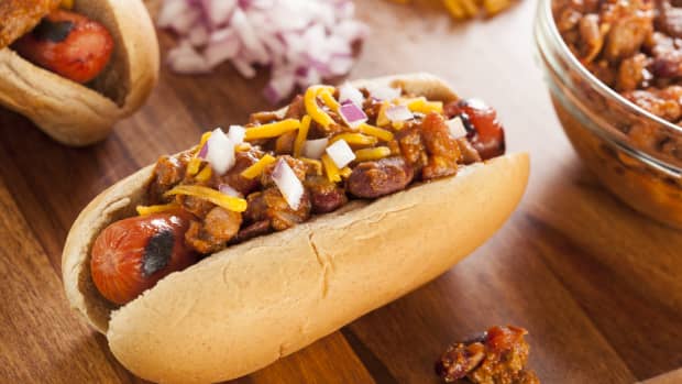 Woman Makes Chili Dogs For Lunch Right At Her Desk And We Re Seriously